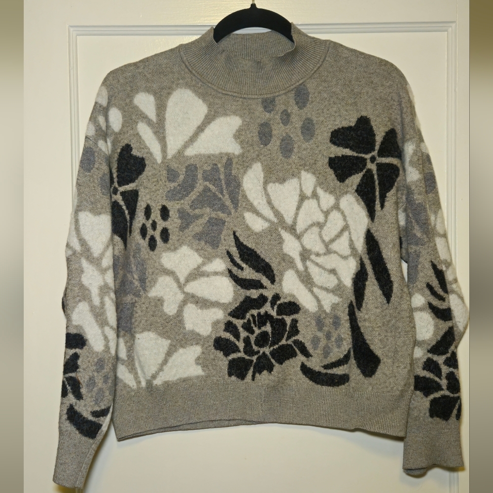 Women's Floral Pattern Grey Crewneck Sweater